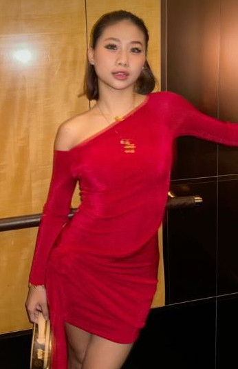 Bên cạnh Như Phương, bạn trai Việt kiều đứng tạo dáng cool ngầu trên hè phố. Nữ Tiktoker tự tin khẳng định kĩ năng này quá dễ với mình nên quay video "một phát ăn ngay", chờ dân mạng ra trend khó hơn để làm tiếp.