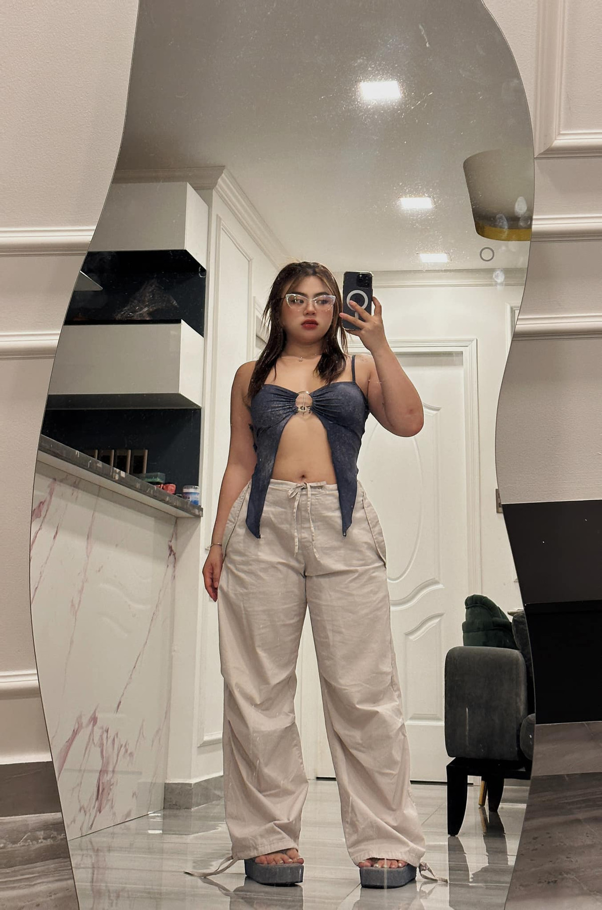 Vượt qua định kiến về thân hình khác chuẩn đẹp số đông, Cố Hữu Vi là một trong những nàng mẫu có body mũm mĩm đạt được thành công nhất định, có lượng theo dõi lớn trên các nền tảng mạng xã hội.