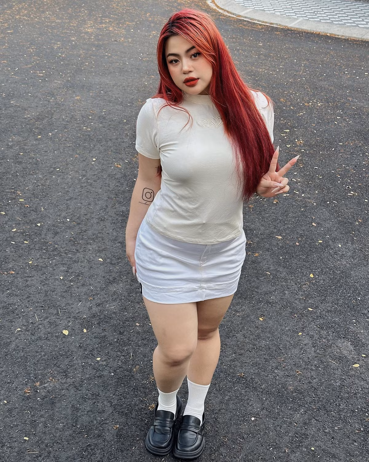 Cố Hữu Vi tạo ấn tượng với phong cách thời trang lên đồ đơn giản.