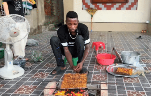 Không chỉ cẩn thận trong từng bước chế biến, sơ hở là Lindo lại quảng cáo: "Tất cả đều nấu theo cách Việt Nam đó mọi người", "Lindo dùng toàn gia vị Việt Nam, gia vị Việt Nam tuyệt vời quá"... càng khiến người dân Angola tò mò, háo hức hơn.