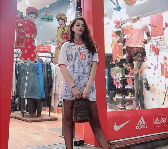 Trên trang cá nhân, ngoài những bức ảnh khoe vóc dáng bốc lửa, Khánh Huyền thường xuyên khoe quà của người thương với hashtag #PĐH.