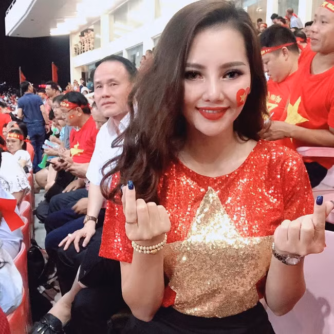 Trước đó, netizen còn soi ra rằng mọi trận đấu của đội tuyển Việt Nam đều có mặt của Khánh Huyền và vị trí cô ngồi đều toàn khu vực VIP nơi tập trung nhiều vợ, bạn gái của các cầu thủ.