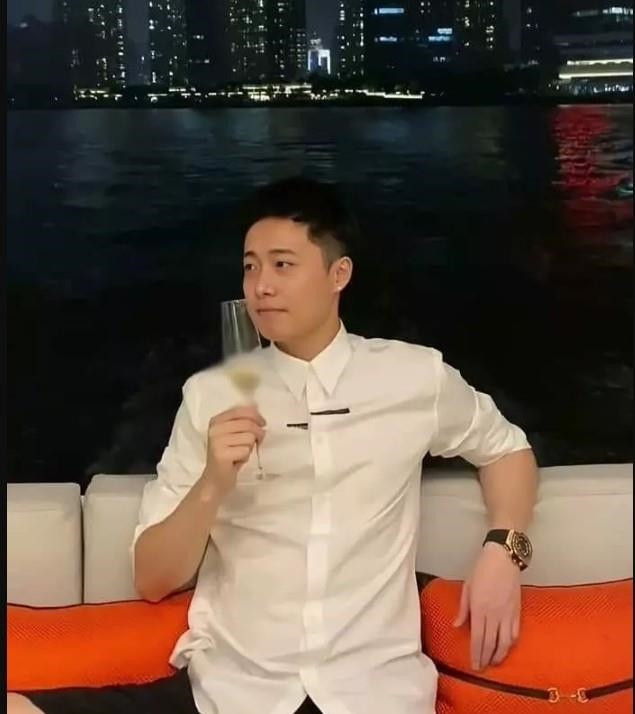 Tại Châu Phi, anh đã khoe tài sản là miếng đất 14ha, trị giá 2,3 tỷ mà bản thân mới mua tại Angola. Khu đất này sẽ trở thành trang trại trồng các loại lương thực, thực phẩm để phục vụ nhu cầu của người dân trong vùng.