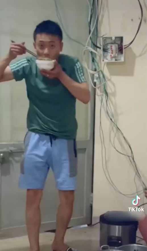 Trong hình là 2 chiếc nồi với thực đơn chỉ có vài miếng cá và chút rau xanh. Sau khi phát hiện bị quay lén, nam Youtuber đã tìm cách "trốn" ống kính máy quay.