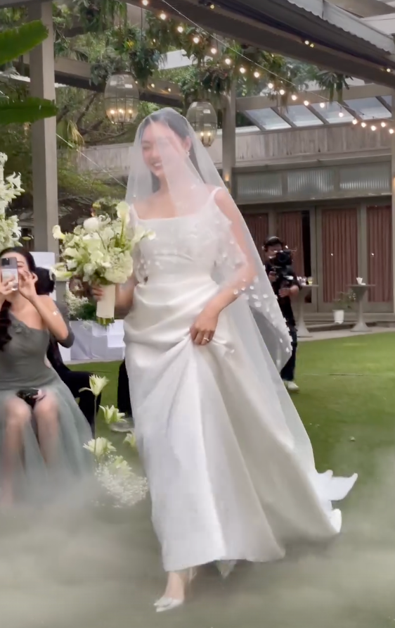 Trong buổi lễ, nữ tiếp viên sinh năm 1992 diện đến 3 trang phục váy cưới khác nhau, khoe trọn nhan sắc xinh đẹp khiến netizen khó rời mắt.