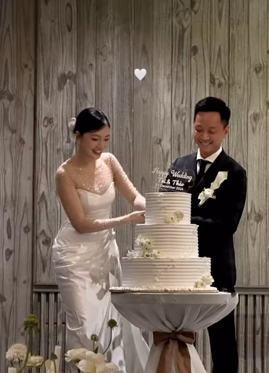 Sau khi làm lễ ở không gian ngoài trời, Dương Thu Thảo thay sang một chiếc váy khác gọn gàng hơn, đổi kiểu tóc để làm lễ trong nhà.