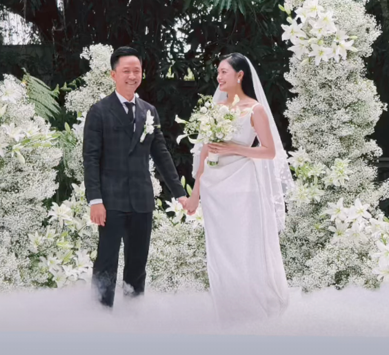 Chú rể của Thu Thảo cũng xuất hiện trong ngày trọng đại với bộ vest bảnh bao, dành nhiều cử chỉ ngọt ngào, âu yếm cho bà xã của mình.