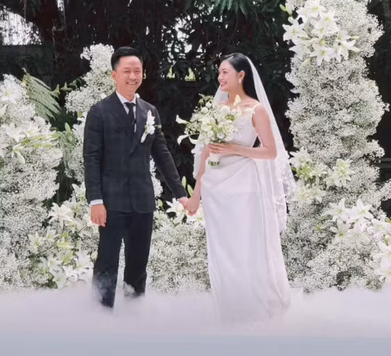 Chú rể của Thu Thảo cũng xuất hiện trong ngày trọng đại với bộ vest bảnh bao, dành nhiều cử chỉ ngọt ngào, âu yếm cho bà xã của mình.