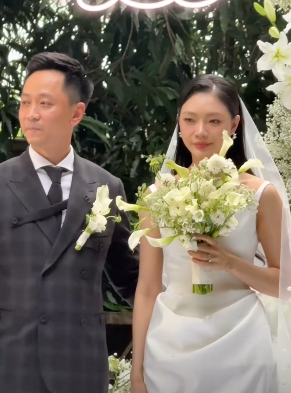 Trong khoảnh khắc đặc biệt của "quốc bảo hàng không Việt Nam", nhiều người không khỏi xúc động bởi gương mặt rạng rỡ, thể hiện rõ sự hạnh phúc của cô dâu khi chuẩn bị bước sang hành trình mới cùng người bạn đời.