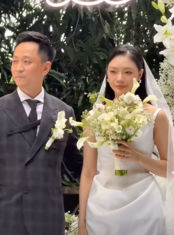 Trong khoảnh khắc đặc biệt của "quốc bảo hàng không Việt Nam", nhiều người không khỏi xúc động bởi gương mặt rạng rỡ, thể hiện rõ sự hạnh phúc của cô dâu khi chuẩn bị bước sang hành trình mới cùng người bạn đời.