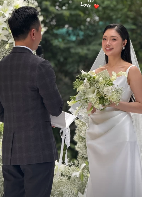 Khi làm lễ, Thu Thảo xuất hiện như một nàng công chúa với chiếc váy cưới dài thướt tha, đội khăn voan, tiến về phía người mình yêu.