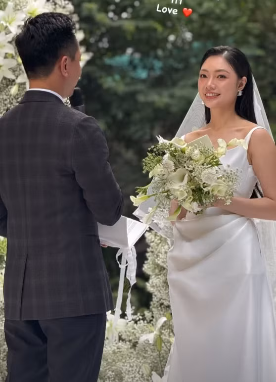 Khi làm lễ, Thu Thảo xuất hiện như một nàng công chúa với chiếc váy cưới dài thướt tha, đội khăn voan, tiến về phía người mình yêu.