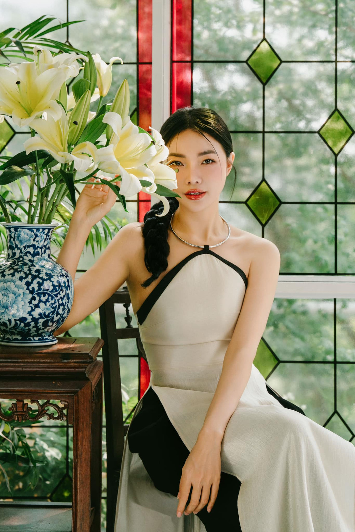 Bên cạnh đó về phía chú rể, đây là lần đầu tiên Dương Thu Thảo hé lộ diện mạo bạn đời. Cả hai được dân tình xuýt xoa khen ngợi vì đẹp đôi, đều là trai tài gái sắc.