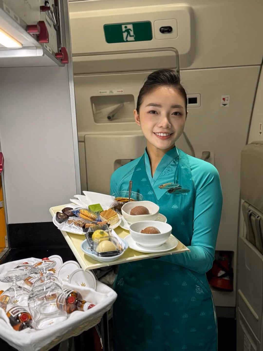 Nữ tiếp viên nhận nhiều lời khen bởi sắc vóc ngày càng thăng hạng, gương mặt thanh tú, đằm thắm. Cô cũng khiến nhiều người phải ngưỡng mộ bởi toát ra vibe tiểu thư thanh lịch, quý phái cực cuốn hút.