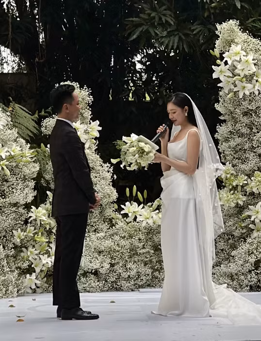 Khi đọc lời thề nguyện dành cho “nửa kia”, nữ tiếp viên xinh đẹp và chồng rưng rưng nước mắt, nghẹn ngào vì xúc động xen lẫn hạnh phúc. Bởi sau khoảnh khắc này, cặp đôi sẽ chính thức về chung một nhà.