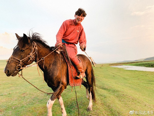 Sau tuyệt phẩm "gặp mẹ trong mơ" trình diễn tại China's Got Talent, Uudam được một cặp vợ chồng ca sĩ Mông Cổ nổi tiếng, đồng thời cũng là những người thầy dẫn dắt cậu trên con đường âm nhạc nhận làm con nuôi.