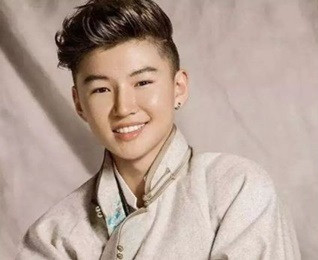 Uudam, hay còn gọi là Ô Đạt Mộc, sinh ngày 9/9/1999 tại Nội Mông Cổ. Có lẽ vì ngày sinh toàn số 9 nên nhiều người gọi cậu là Tiểu Cửu, người khác lại gọi cậu một cách thân mật là Mộc Mộc.