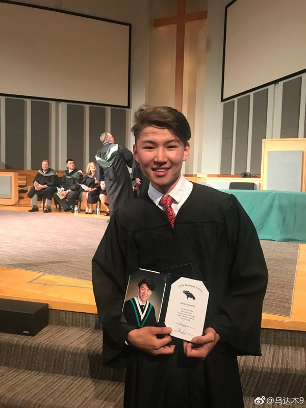 Uudam đã trưởng thành, cậu cũng lựa chọn cuộc sống yên ổn bằng cách ít chia sẻ về cuộc sống của mình ở nước ngoài.