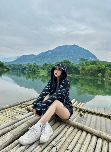 Sau khi nổi lên cùng ĐT U23 Việt Nam với kì tích Á quân U23 châu Á ở Thường Châu, Trung Quốc, Đoàn Văn Hậu lần đầu công khai hẹn hò cùng nàng hot girl đồng hương Thái Bình Nguyễn Hoàng Anh (biệt danh Hoàng Anh Ốc, sinh năm 1999). Cặp đôi bên nhau 3 năm, sau đó đường ai nấy đi vào khoảng tháng 6/2020.