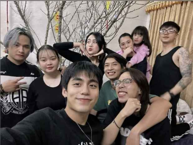 Mono và Hoàng Anh Ốc thoải mái tạo dáng cùng nhóm bạn thân, tựa đầu, kề vai vô cùng thân thiết.