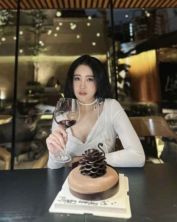 Là fan cứng của đội tuyển Việt Nam giai đoạn 2018-2020, người hâm mộ chắc sẽ biết đến cô nàng Hoàng Anh Ốc - bạn gái của hậu vệ Đoàn Văn Hậu khi đó.