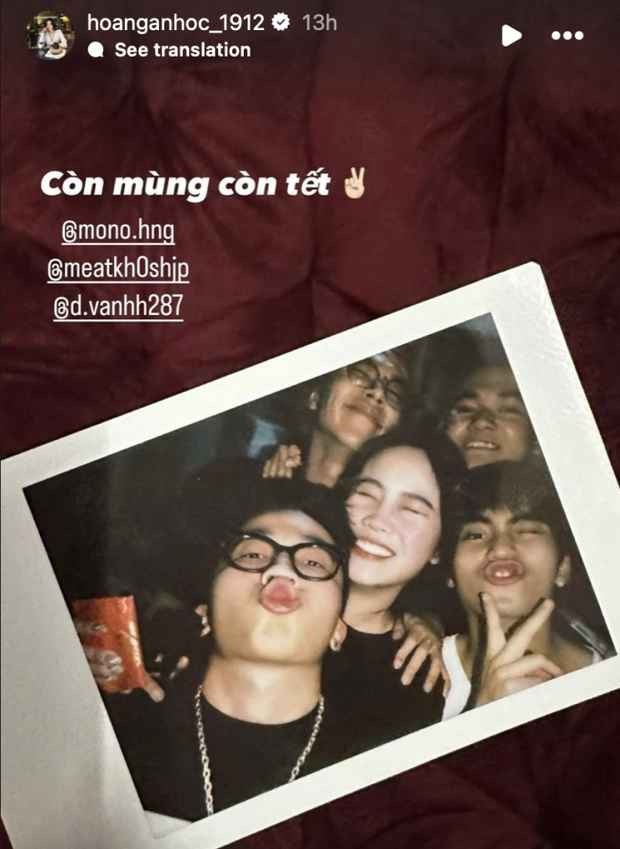 Mới đây, trên trang cá nhân, bạn gái cũ của Đoàn Văn Hậu là hot girl Hoàng Anh Ốc đã chia sẻ hình ảnh tụ tập đầu năm cùng hội bạn thân, trong đó nổi bật là sự xuất hiện của nam ca sĩ Mono (tên thật là Nguyễn Việt Hoàng, còn được biết đến là em trai của nam ca sĩ Sơn Tùng M-TP).