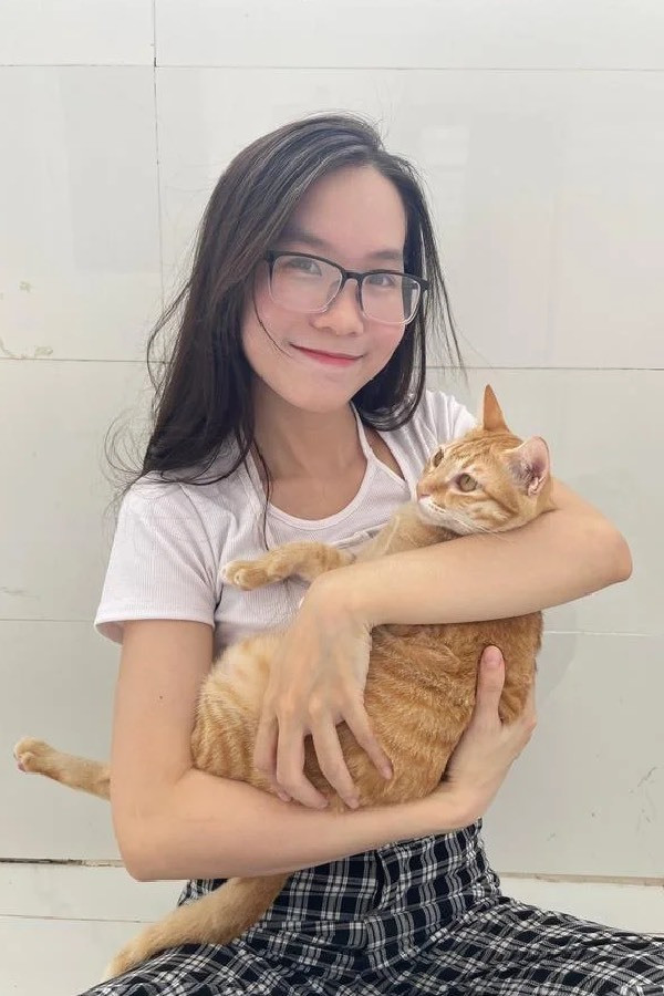 Trước đó, cô chủ Tường Minh đã từng "hú hồn" vì tưởng mất Mỹ Diệu. “Cô mèo” vàng đã từng trải qua đợt nhiễm ký sinh trùng máu, giảm bạch cầu. Tường Minh khi đó đã hoàn toàn suy sụp, lo lắng.