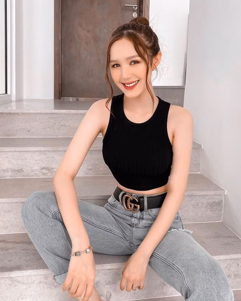 Sau khi làm lễ đính hôn với Xemesis, Xoài Non khiến fans mắt tròn, mắt dẹp với những tấm ảnh khoe nhan sắc ngọt ngào cùng thân hình chuẩn như người mẫu.