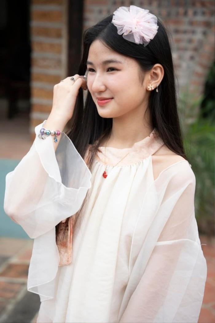 Thời gian gần đây, hình ảnh của Mơ đang phủ kín các trang mạng xã hội với nhiều tranh cãi, thậm chí có những từ vô văn hoá.