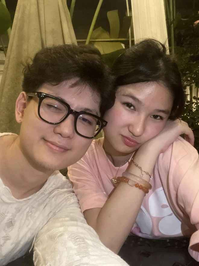 "Mặc dù là anh em ruột thân thiết nhưng mà nhìn cứ lạ thế nào ấy", "Thân thế này nhìn giống người yêu quá. Không xem video kĩ tui còn tưởng là đang yêu nhau", "Mình với em trai cũng thuộc dạng thân thiết, có thể ngồi cả đêm tâm sự với nhau. Nhưng chưa bao giờ nghĩ sẽ có những hành động ngồi sát với em gái thế này bao giờ"... là những bình luận thường thấy bên dưới kênh TikTok của cả hai.