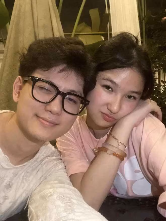 "Mặc dù là anh em ruột thân thiết nhưng mà nhìn cứ lạ thế nào ấy", "Thân thế này nhìn giống người yêu quá. Không xem video kĩ tui còn tưởng là đang yêu nhau", "Mình với em trai cũng thuộc dạng thân thiết, có thể ngồi cả đêm tâm sự với nhau. Nhưng chưa bao giờ nghĩ sẽ có những hành động ngồi sát với em gái thế này bao giờ"... là những bình luận thường thấy bên dưới kênh TikTok của cả hai.