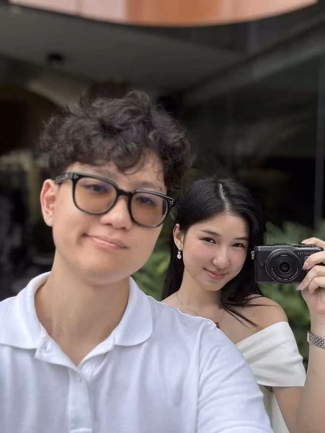 Điển hình như hai anh em thường ôm nhau, nắm tay hay Lộc vén tóc cho em khi ăn... tình tứ chẳng kém gì các cặp tình nhân.