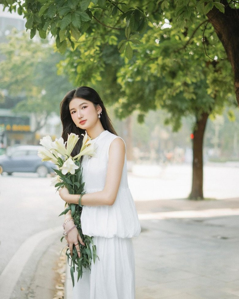 Sau khi thi tốt nghiệp THPT, Mơ (Lê Minh Trà My) đang chăm chút làm content cùng với anh trai.