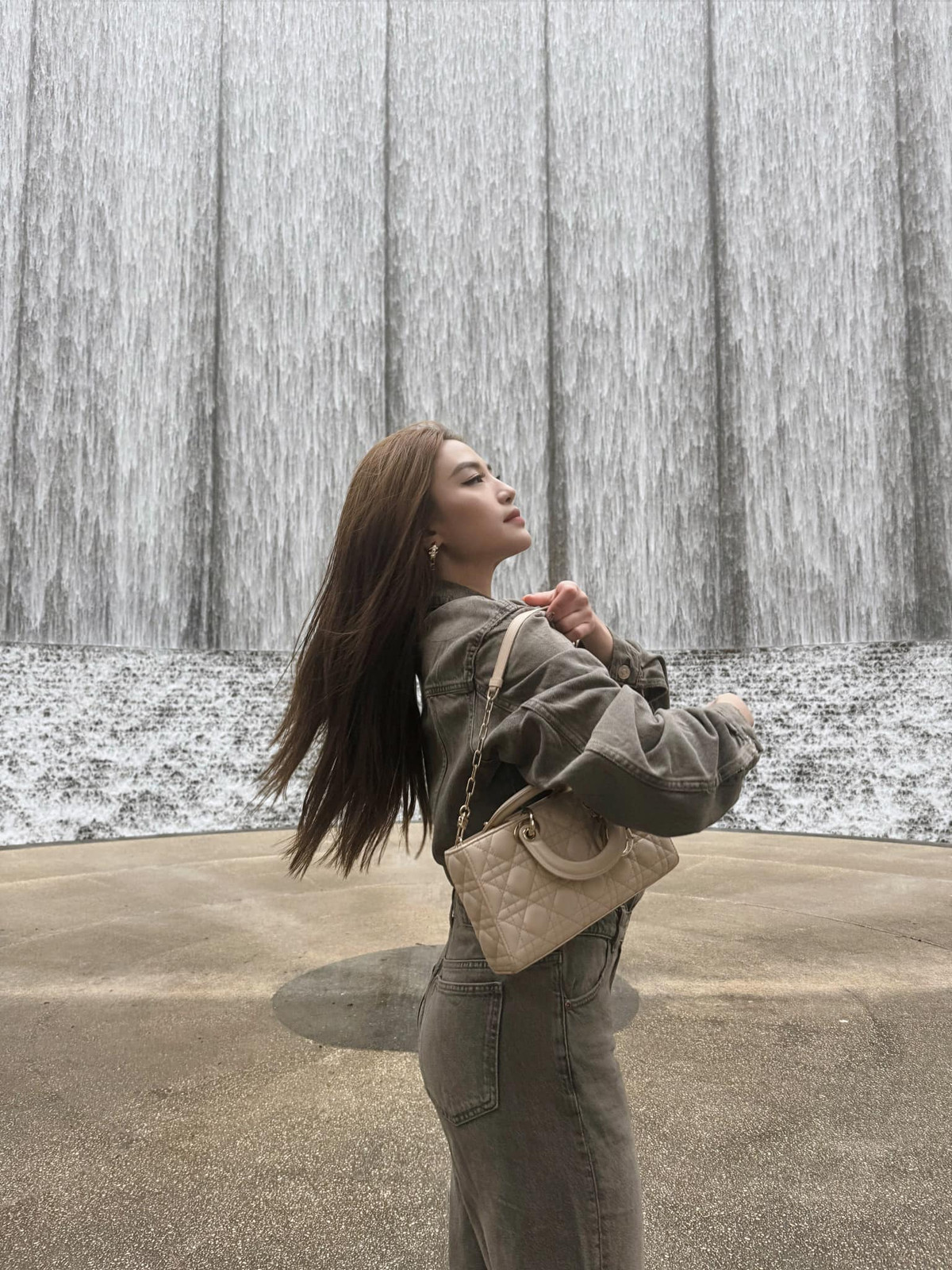 Ngoài ngoại hình nổi bật, nàng hot girl tuổi Rồng này còn gây ấn tượng với cái tên “nửa ta nửa tây”, “không đụng hàng”.