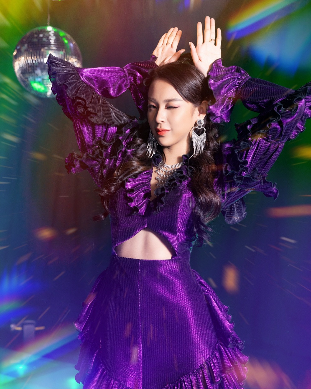 Nổi tiếng trên con đường ca hát với những bản hit gây tranh cãi như "Cắm sừng ai đừng cắm sừng em" hay "Cánh bướm dối gian" nhưng nữ ca sĩ Phí Phương Anh lại khá kín tiếng trên con đường tình yêu.