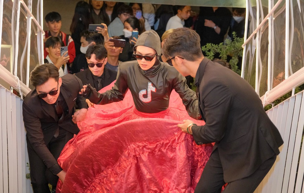 Mới đây, hiện tượng mạng Phạm Thoại đã xuất hiện tại đêm trao giải TikTok Awards Việt Nam 2022. Tham dự buổi lễ hoành tráng, anh chàng cũng đầu tư không kém cho hình ảnh của bản thân.