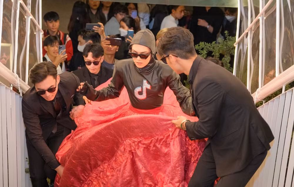 Mới đây, hiện tượng mạng Phạm Thoại đã xuất hiện tại đêm trao giải TikTok Awards Việt Nam 2022. Tham dự buổi lễ hoành tráng, anh chàng cũng đầu tư không kém cho hình ảnh của bản thân.