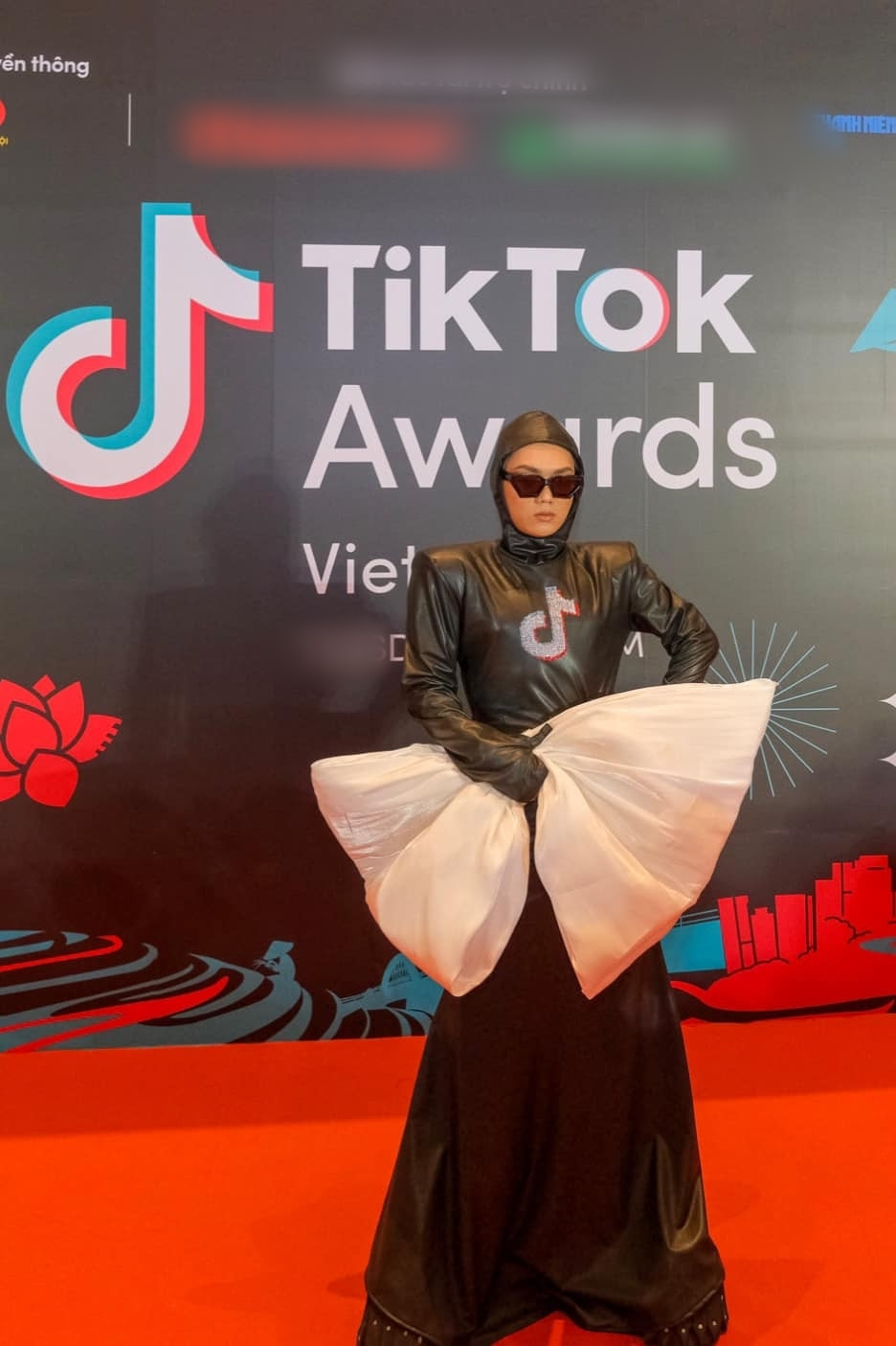 Theo đó, chàng hot TikToker sinh năm 1996 thường xuyên lộ diện trước ống kính truyền thông với những bộ cánh hầm hố và độc lạ.