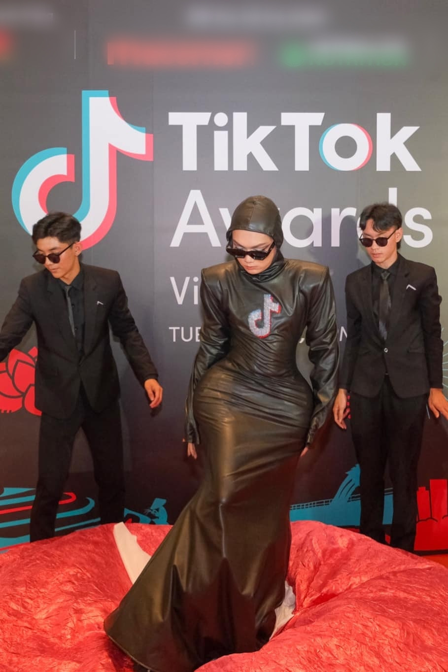 Đây chỉ là một trong rất nhiều lần"ô dề" trên thảm đỏ của Phạm Thoại.