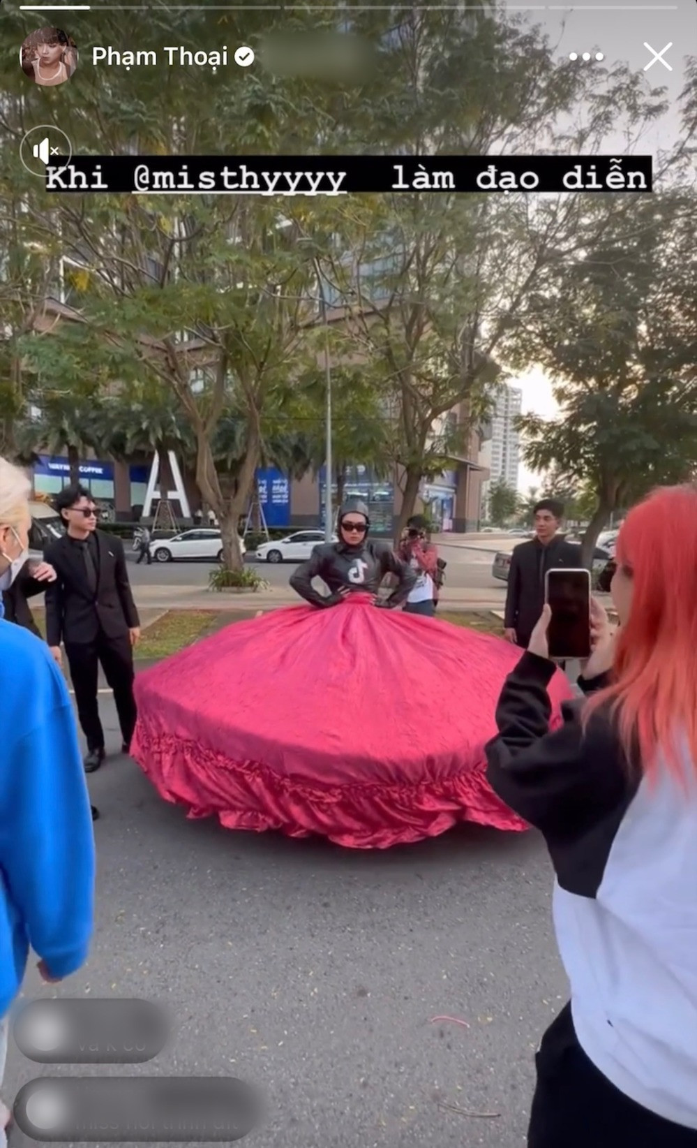 Ngoài một số bình luận khen tư duy sáng tạo của Phạm Thoại, đa phần vẫn cảm thấy gu ăn mặc của anh chàng mỗi khi tham dự sự kiện giải trí vẫn khá khó ngấm.