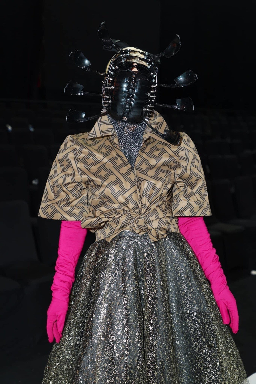 Theo đó, trong lần chi nửa tỷ để tham dự Seoul Fashion Week 2022 (SFW) mới đây, anh chàng đã mang đến những bộ cánh đẹp mắt và gây ấn tượng mạnh mẽ với giới mộ điệu thời trang quốc tế.