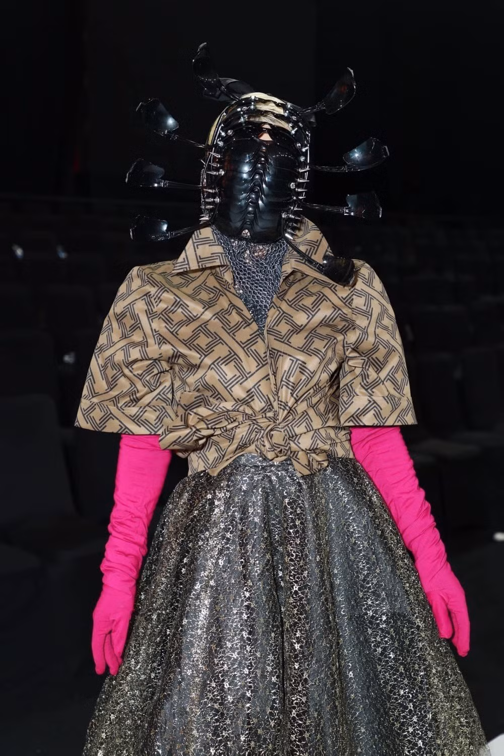 Theo đó, trong lần chi nửa tỷ để tham dự Seoul Fashion Week 2022 (SFW) mới đây, anh chàng đã mang đến những bộ cánh đẹp mắt và gây ấn tượng mạnh mẽ với giới mộ điệu thời trang quốc tế.