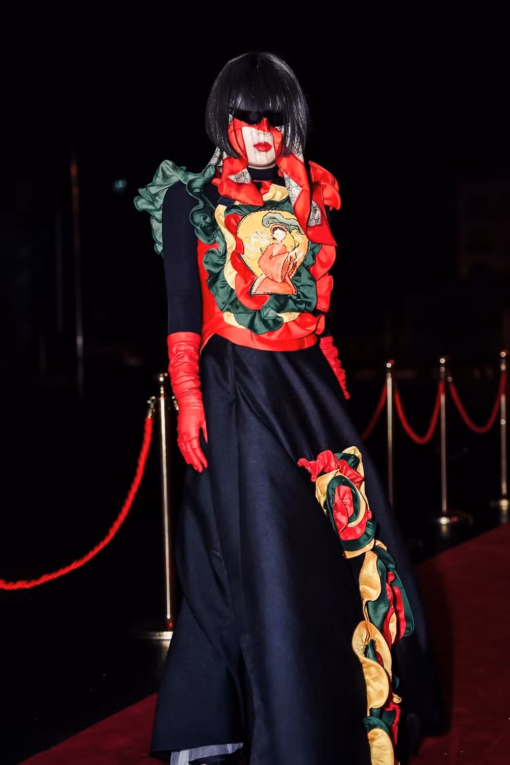 Dù ở Việt Nam không quá được ủng hộ bởi phong cách thời trang song Phạm Thoại lại rất được lòng các fan nước ngoài.