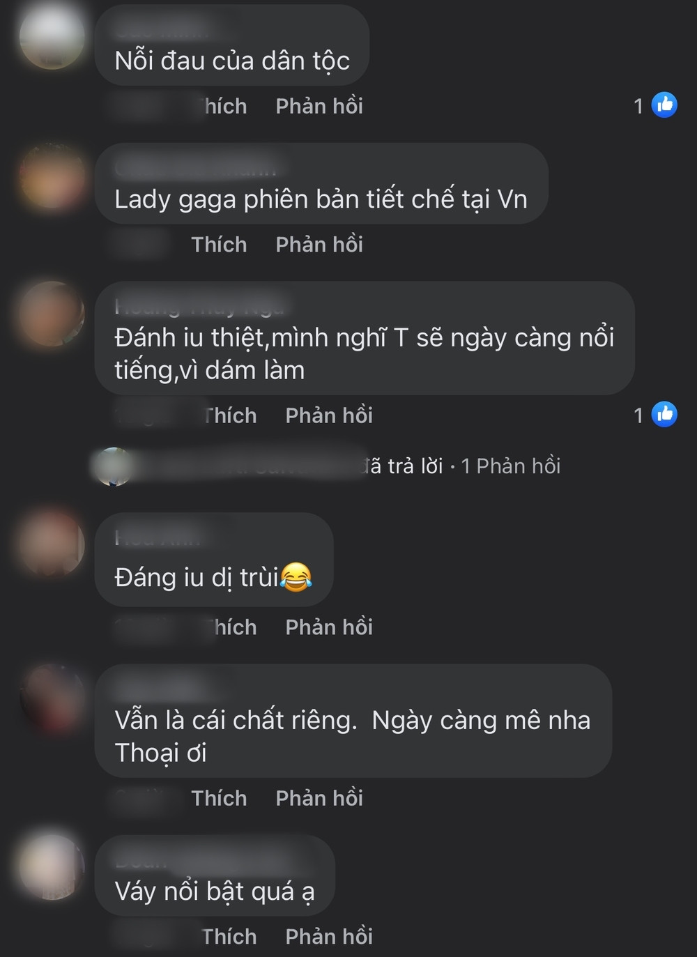 Cụ thể, sau khi phần tùng rộng của bộ cánh được tháo ra, phần trong của thiết kế này là dạng ôm sát body với chất liệu da bóng. Anh chàng cũng khéo léo sử dụng "thủ thuật" để khiến cho 3 vòng trở nên đẫy đà hơn bình thường, thu hút sự quan tâm của các fan.