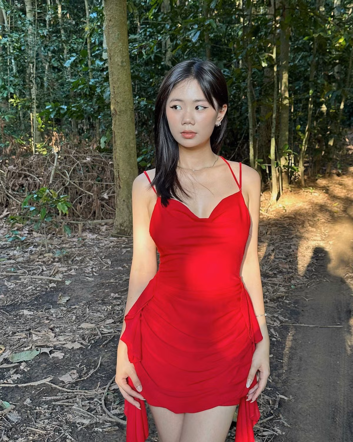 Bên cạnh đó, cô nàng nhận về nhiều lời khen bởi gương mặt xinh đẹp, dáng người thon gọn chẳng thua kém người mẫu, hot girl mạng.