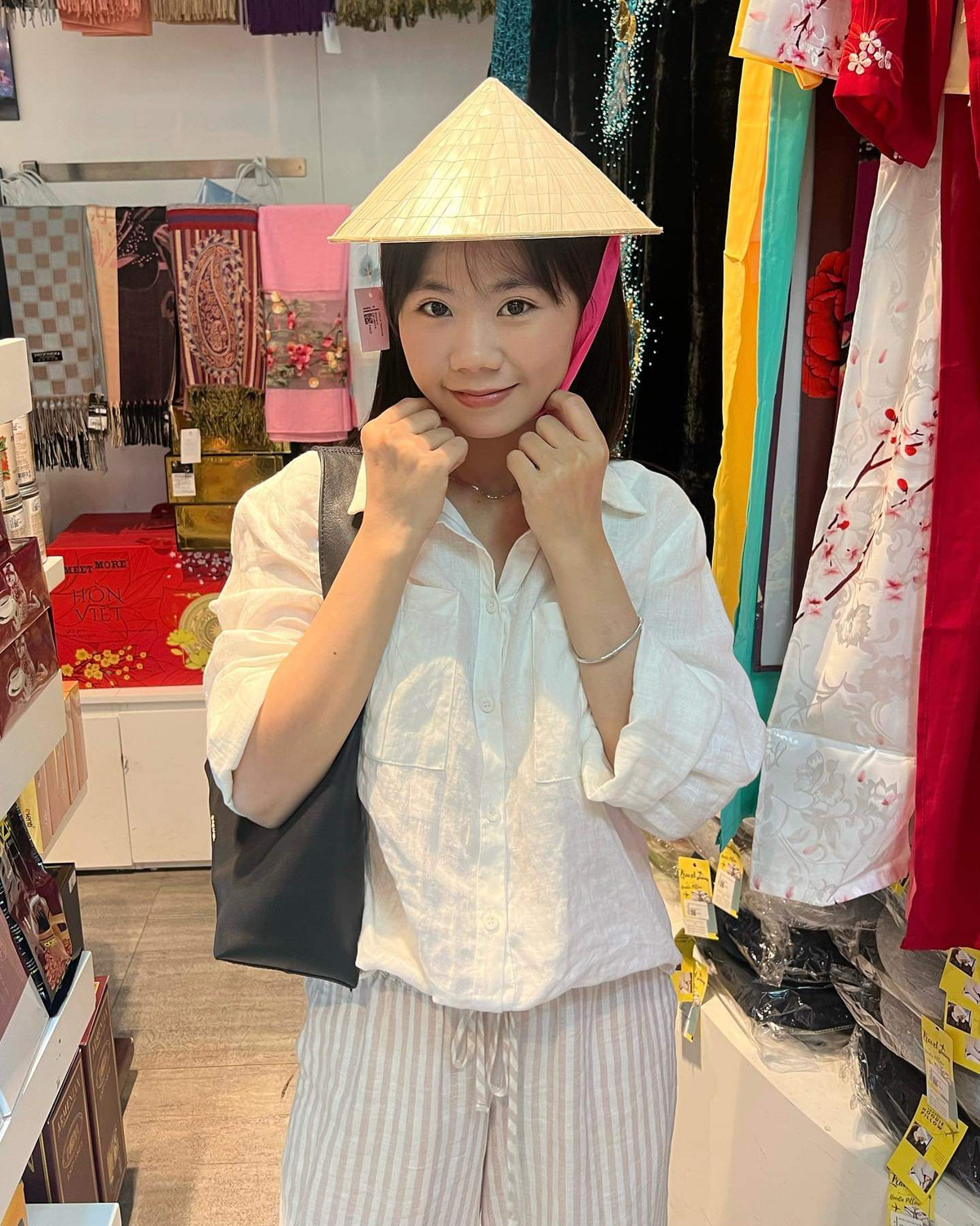 Xuất hiện trong clip nổi tiếng của mình, Thảo Da ua diện một chiếc váy đỏ, thể hiện vóc dáng chuẩn mực và nhảy múa trên nền nhạc remix, để quảng cáo cho sản phẩm da ua của mẹ mình. Sự kết hợp giữa sự tươi trẻ, đáng yêu của cô nàng và âm nhạc sôi động đã tạo nên một ấn tượng mạnh mẽ đối với cộng đồng mạng.