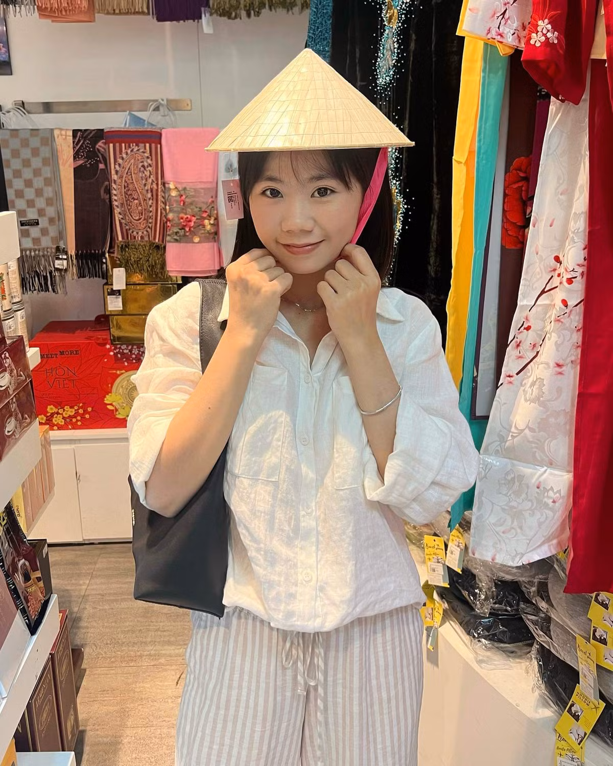 Xuất hiện trong clip nổi tiếng của mình, Thảo Da ua diện một chiếc váy đỏ, thể hiện vóc dáng chuẩn mực và nhảy múa trên nền nhạc remix, để quảng cáo cho sản phẩm da ua của mẹ mình. Sự kết hợp giữa sự tươi trẻ, đáng yêu của cô nàng và âm nhạc sôi động đã tạo nên một ấn tượng mạnh mẽ đối với cộng đồng mạng.