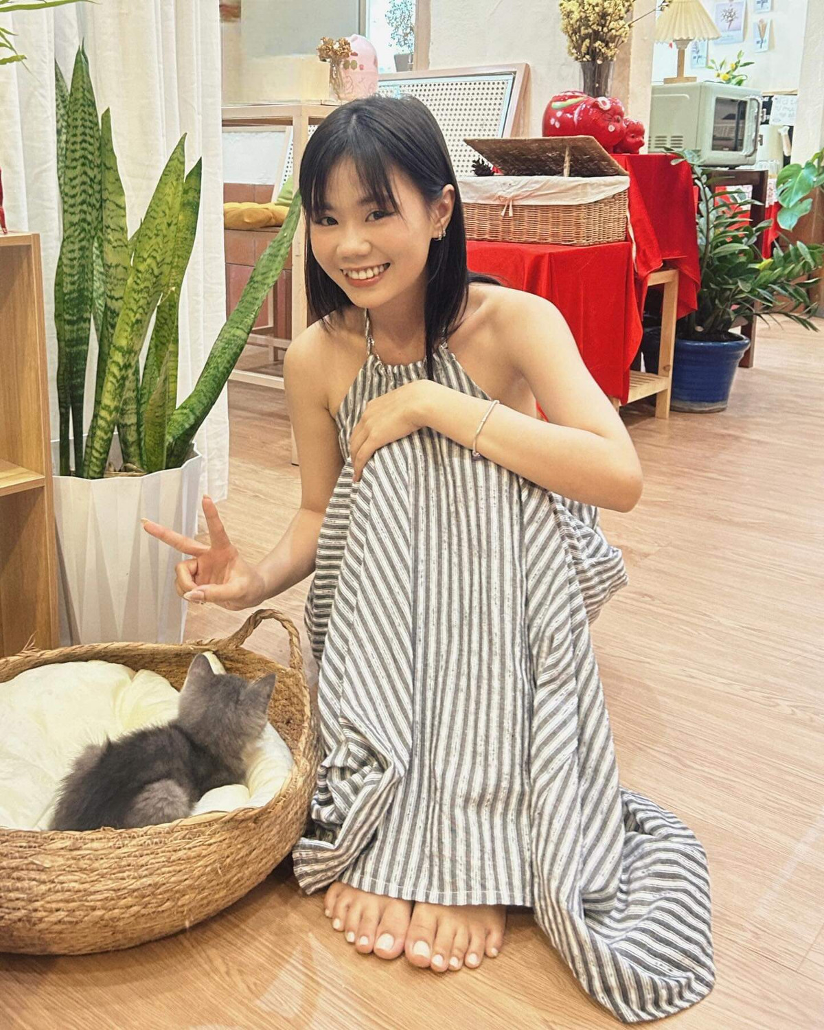 Tuy nhiên, theo chia sẻ trên Facebook, Thảo Da Ua mới đăng tải loạt ảnh tốt nghiệp Đại học Sài Gòn vào hồi tháng 4. Vì vậy, có thể tính Thảo Da Ua là GenZ, sinh năm 2003.