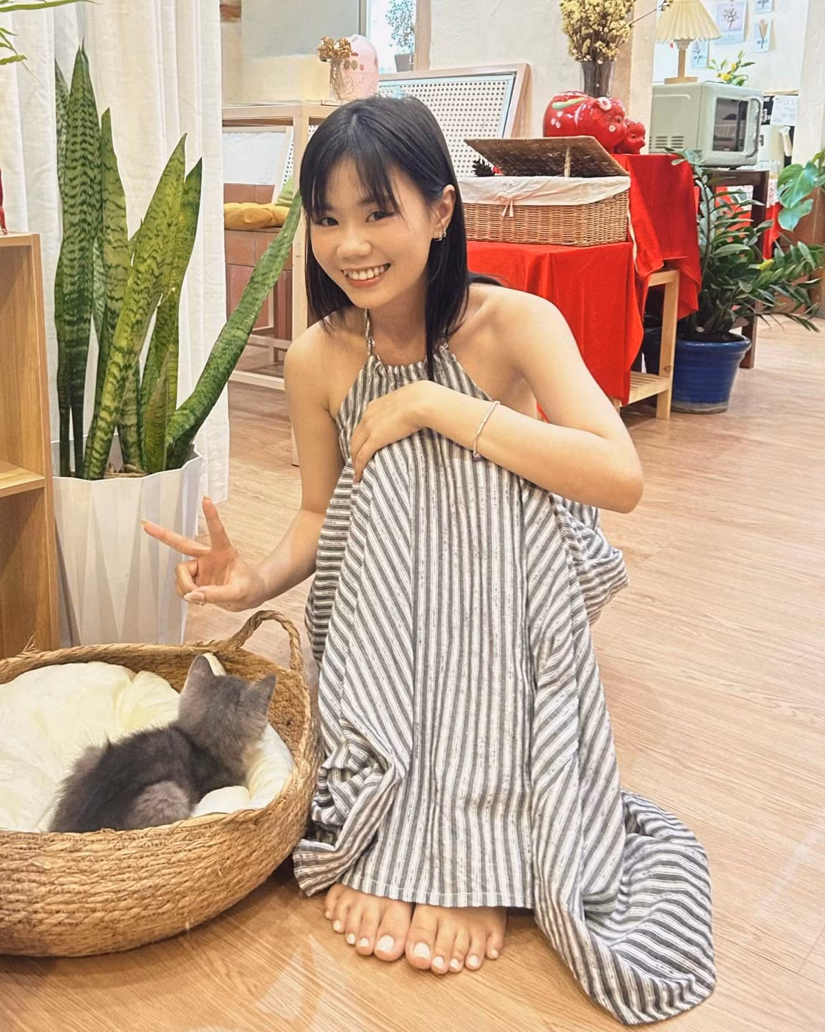 Tuy nhiên, theo chia sẻ trên Facebook, Thảo Da Ua mới đăng tải loạt ảnh tốt nghiệp Đại học Sài Gòn vào hồi tháng 4. Vì vậy, có thể tính Thảo Da Ua là GenZ, sinh năm 2003.