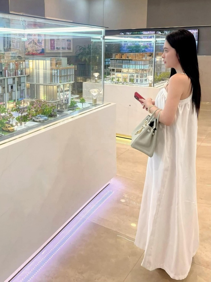 Những tháng đầu mang thai, mỹ nhân sinh năm 1989 chăm mặc váy áo dáng ôm để tôn đường cong nảy nở.